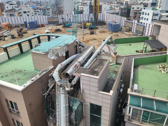 29일 오전 울산시 남구의 한 아파트 공사 현장에서 넘어진 천공 중장비가 인근 원룸 건물을 덮치는 사고가 발생했다. 이 사고로 원룸 건물이 크게 파손되고, 내부에 있던 주민 일부가 병원으로 이송됐다.  연합뉴스